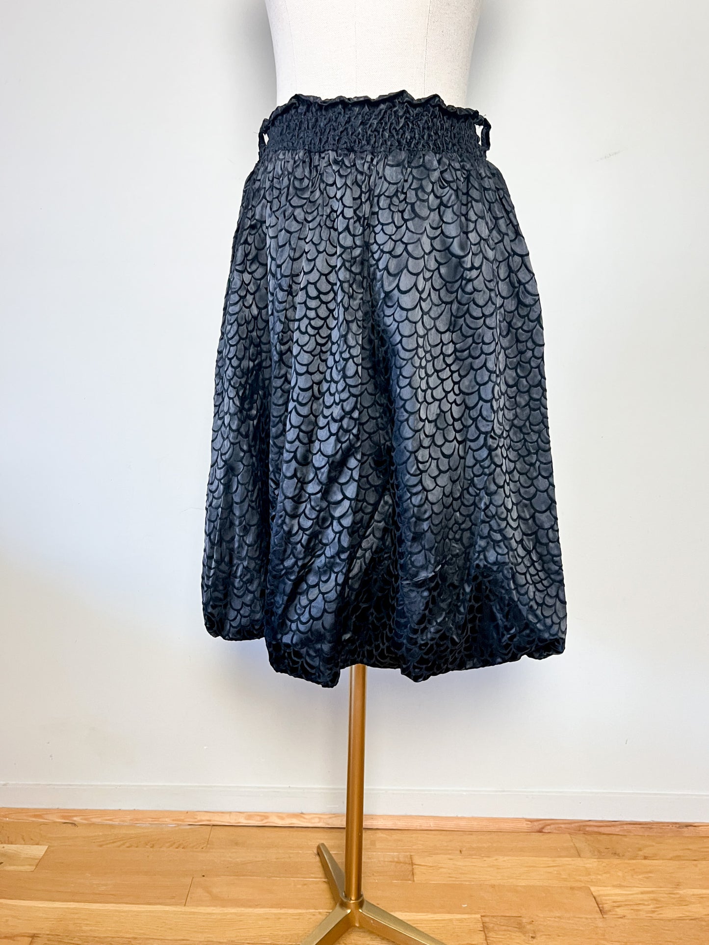 Jupe Vintage Noire Satinée Coupe Boule - Motifs Velours Goutte - Fabriqué France T 34/36