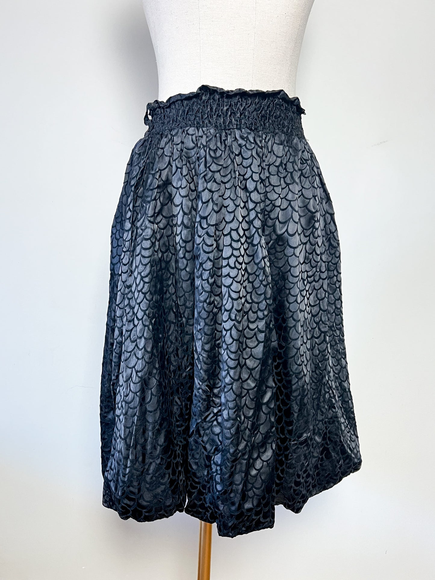 Jupe Vintage Noire Satinée Coupe Boule - Motifs Velours Goutte - Fabriqué France T 34/36