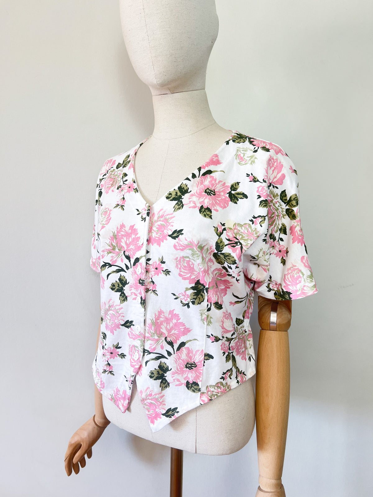 Top Vintage Années 80/90 Boutonné Fleurs Roses – Coupe Basque & Chauve-Souris – T.36/38 (S/M)