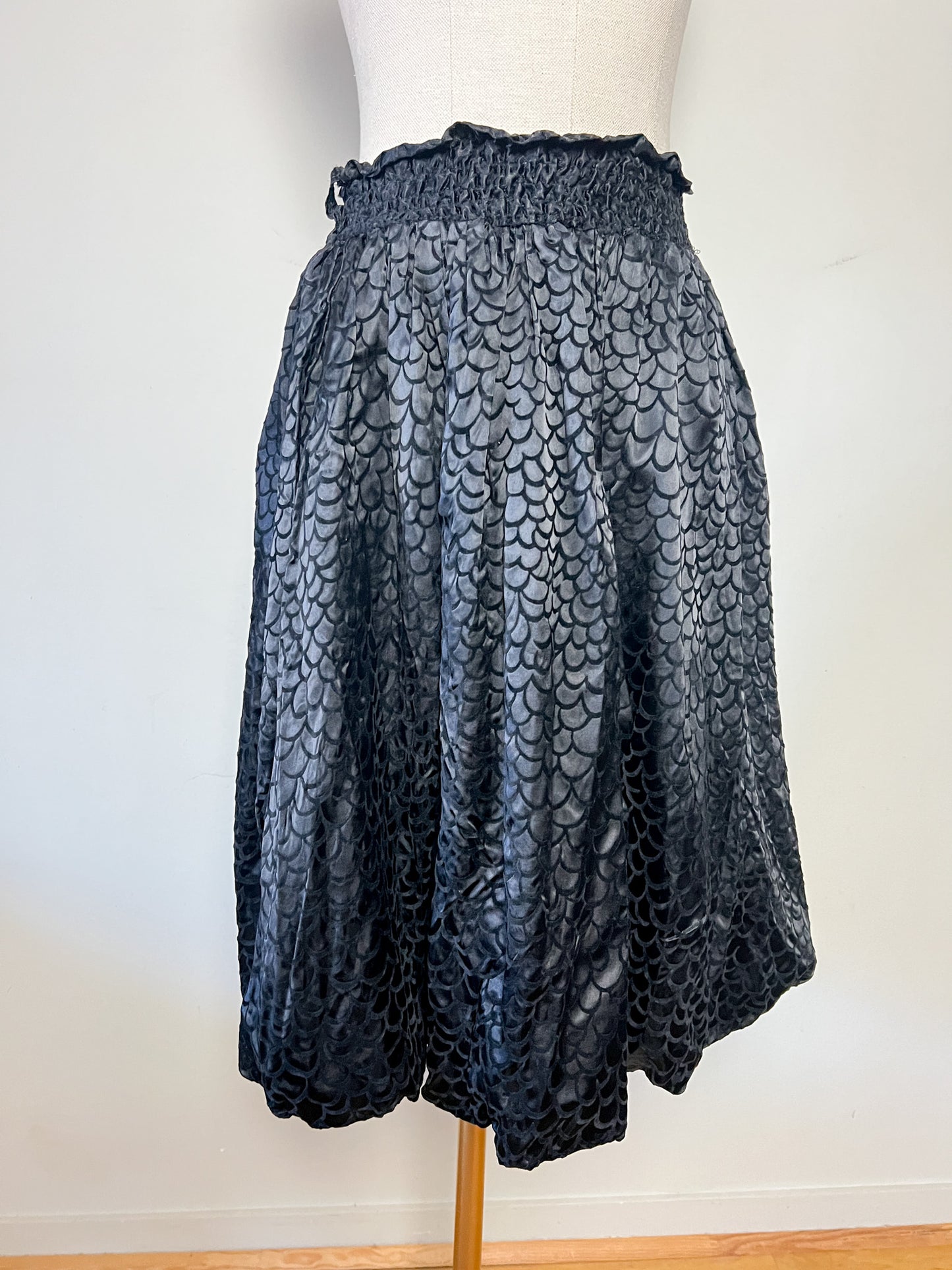 Jupe Vintage Noire Satinée Coupe Boule - Motifs Velours Goutte - Fabriqué France T 34/36