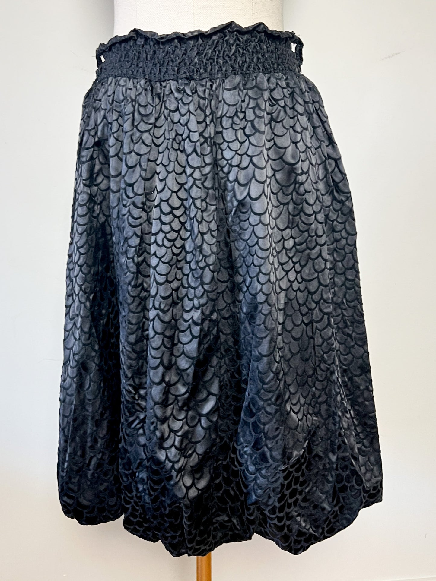 Jupe Vintage Noire Satinée Coupe Boule - Motifs Velours Goutte - Fabriqué France T 34/36