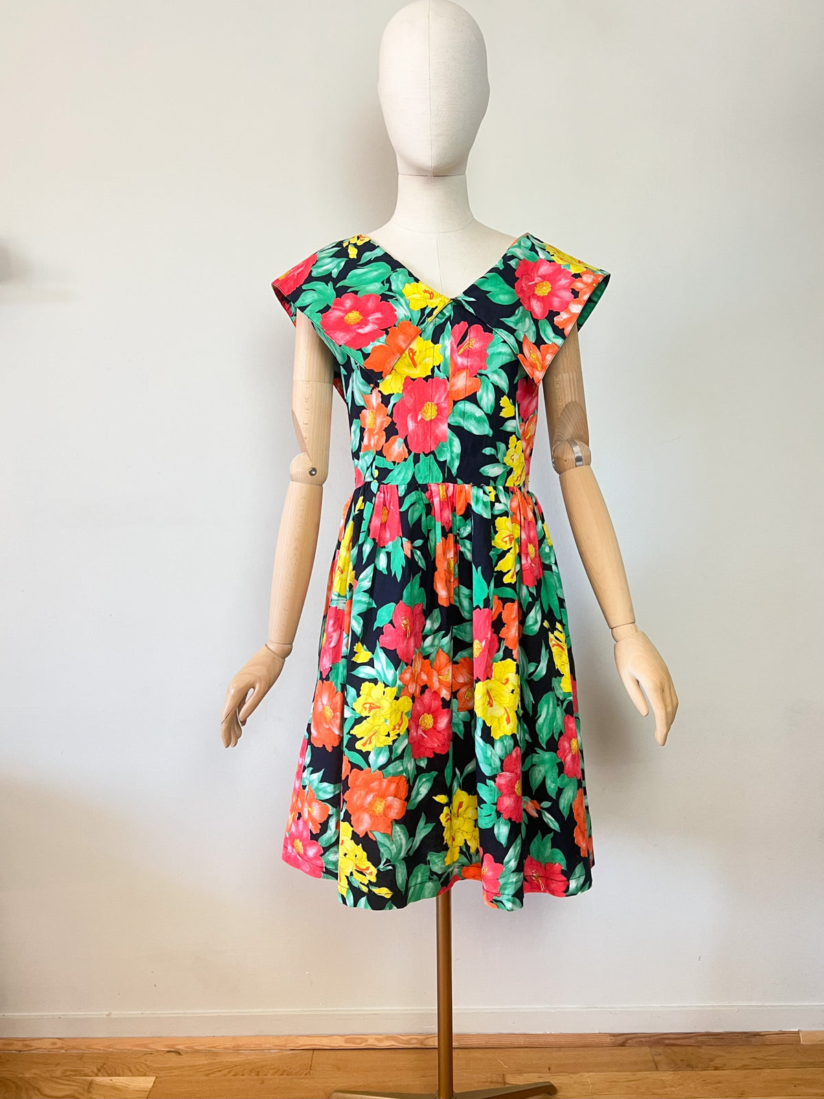 Robe Vintage Années 80 Imprimé Fleurs Exotiques – Encolure V & Grand Col – Doublée – T.36 (S)