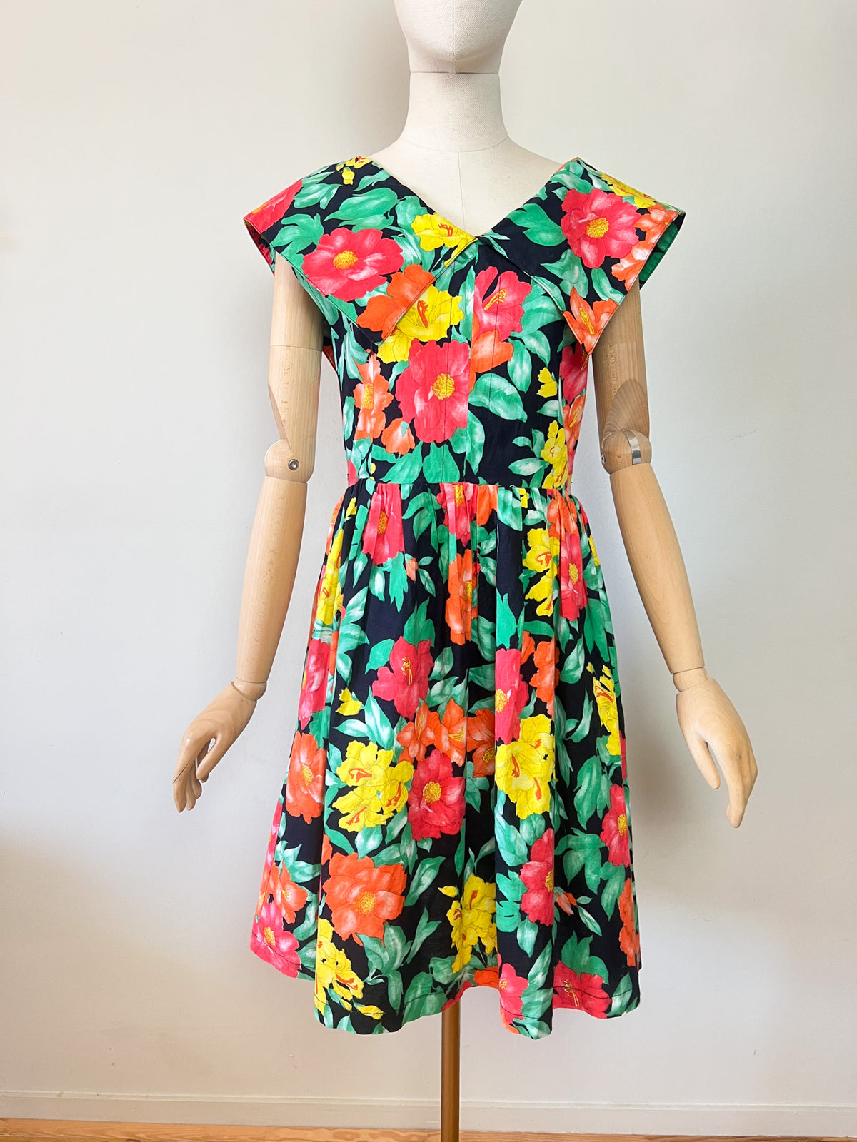 Robe Vintage Années 80 Imprimé Fleurs Exotiques – Encolure V & Grand Col – Doublée – T.36 (S)