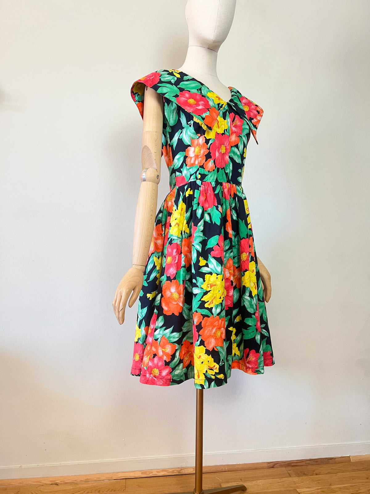 Robe Vintage Années 80 Imprimé Fleurs Exotiques – Encolure V & Grand Col – Doublée – T.36 (S)