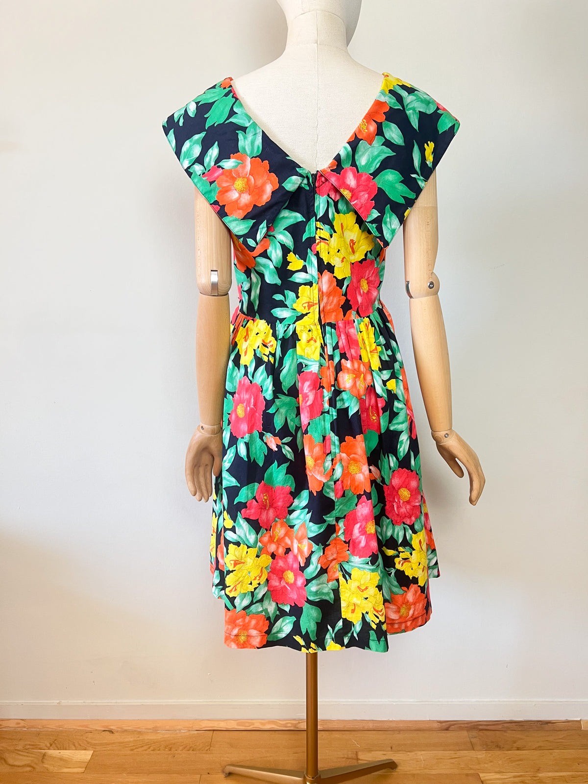 Robe Vintage Années 80 Imprimé Fleurs Exotiques – Encolure V & Grand Col – Doublée – T.36 (S)