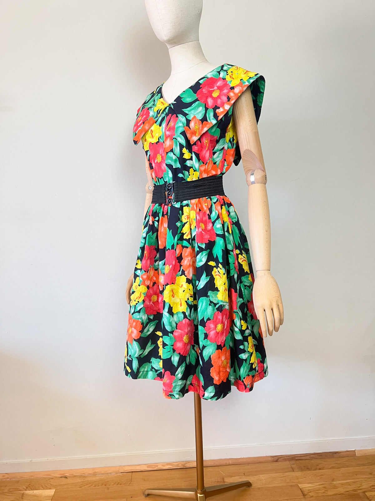 Robe Vintage Années 80 Imprimé Fleurs Exotiques – Encolure V & Grand Col – Doublée – T.36 (S)