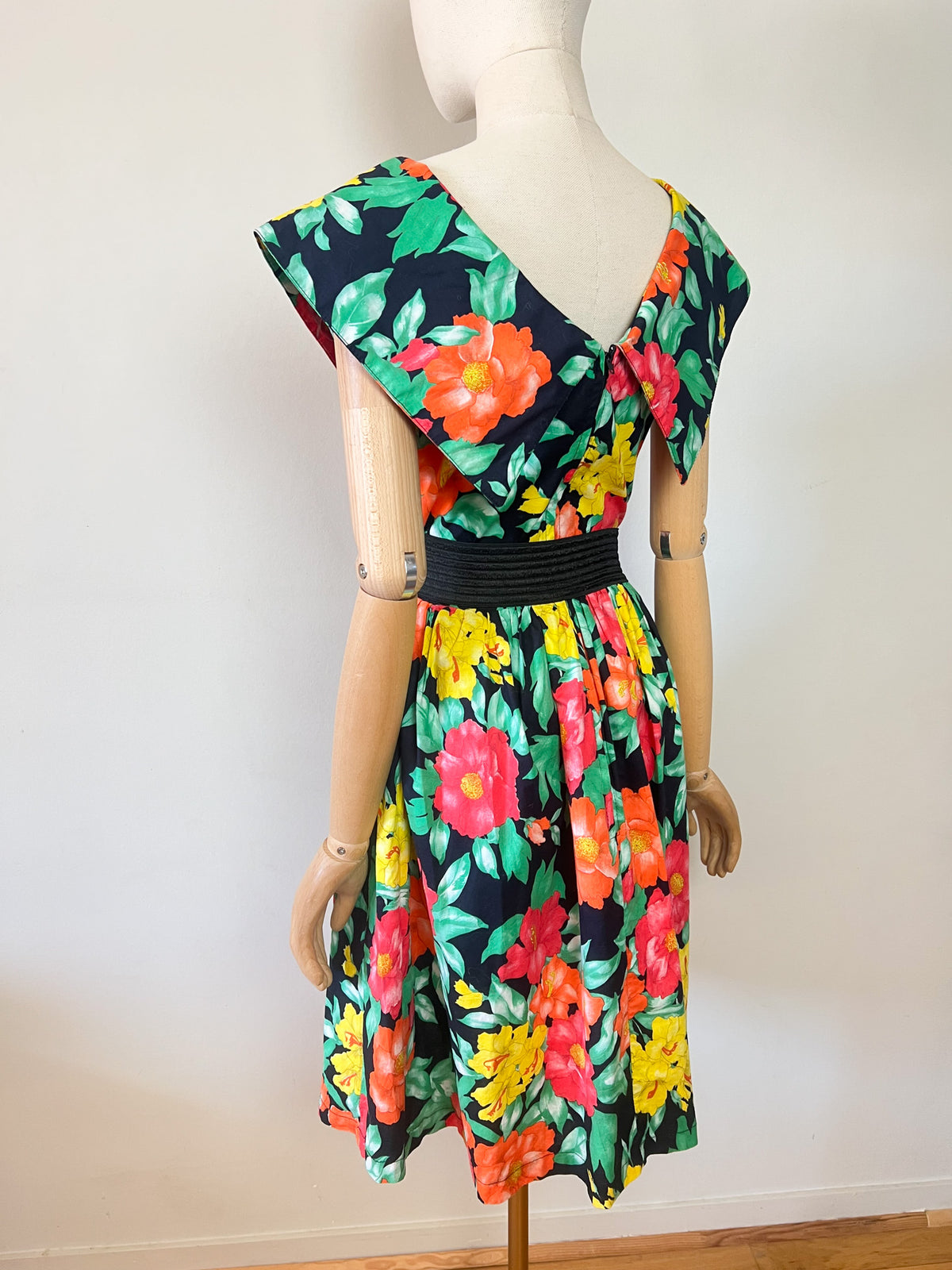 Robe Vintage Années 80 Imprimé Fleurs Exotiques – Encolure V & Grand Col – Doublée – T.36 (S)