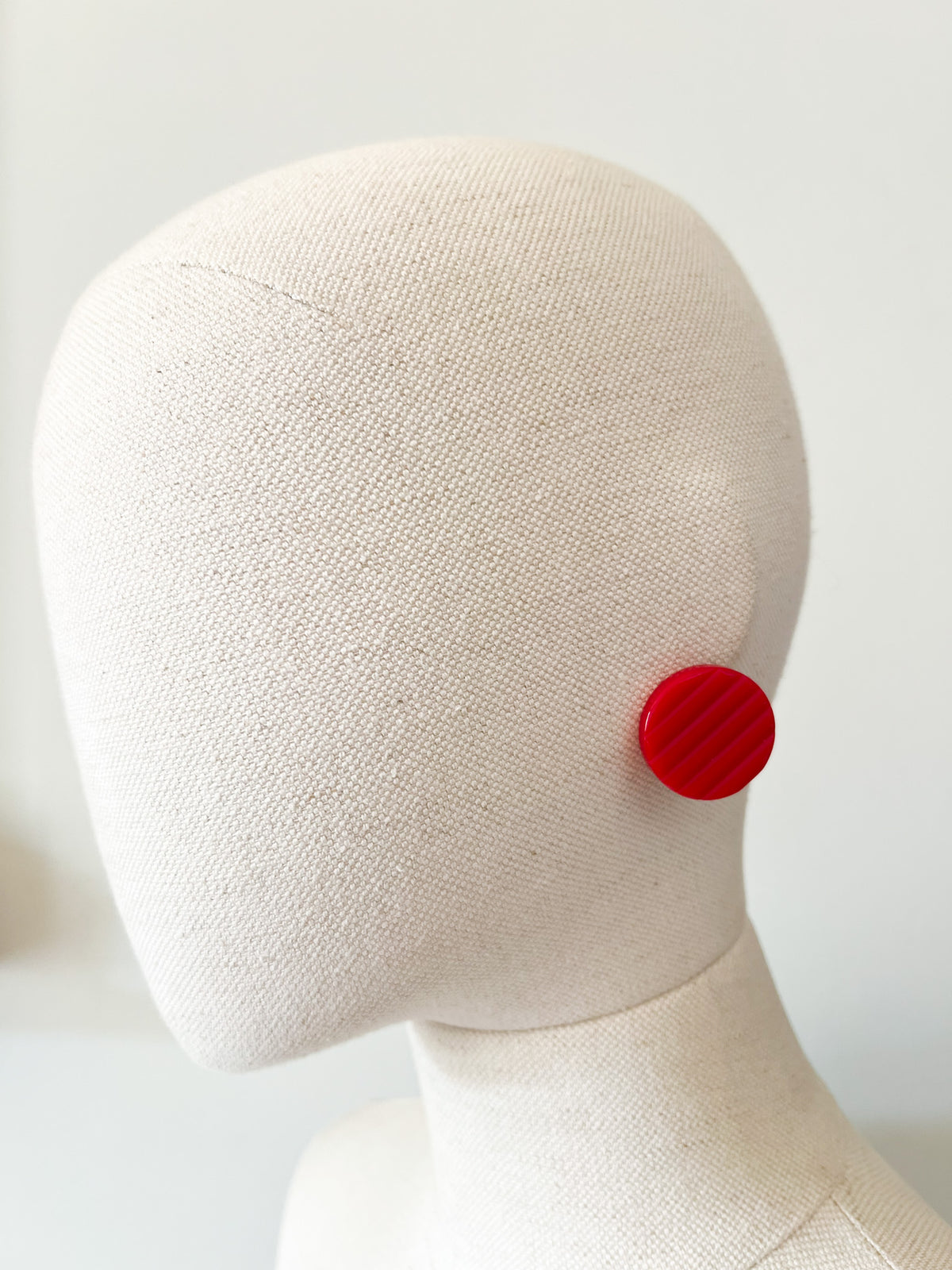 Boucles d'Oreilles Clips Vintage Années 80 Rouge – Pastilles Graphiques Striées – Plastique