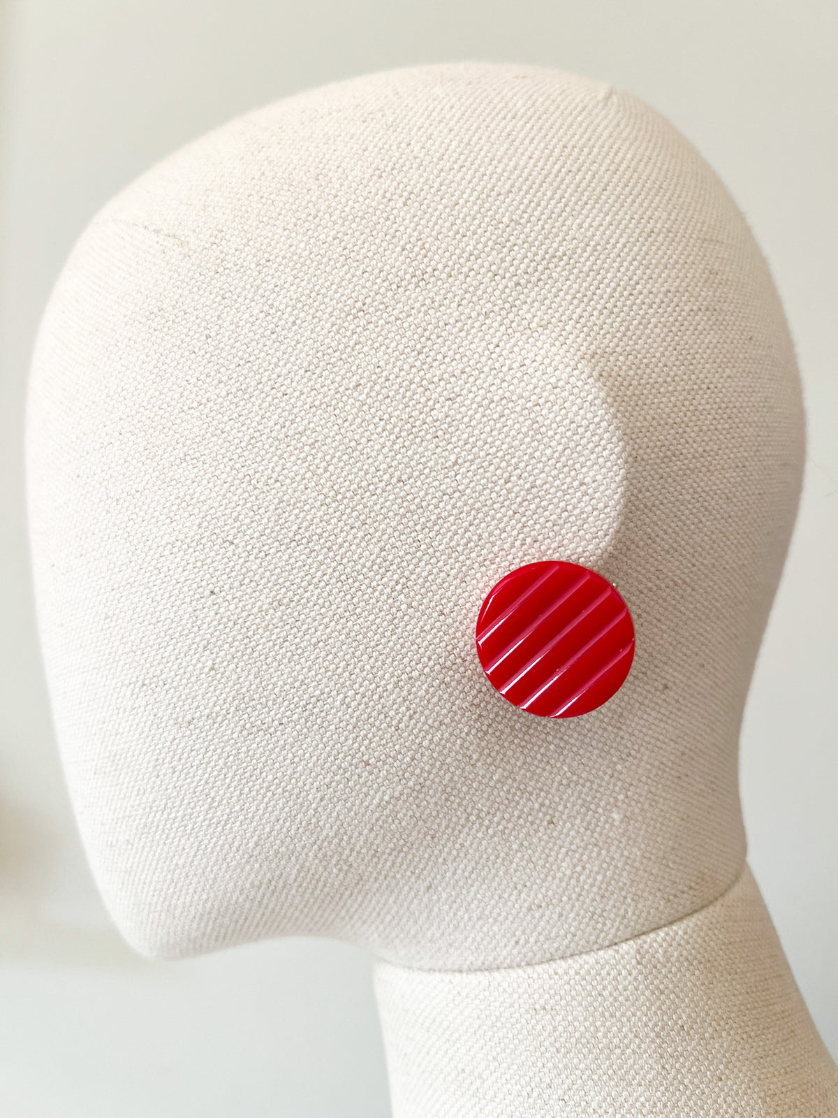Boucles d'Oreilles Clips Vintage Années 80 Rouge – Pastilles Graphiques Striées – Plastique
