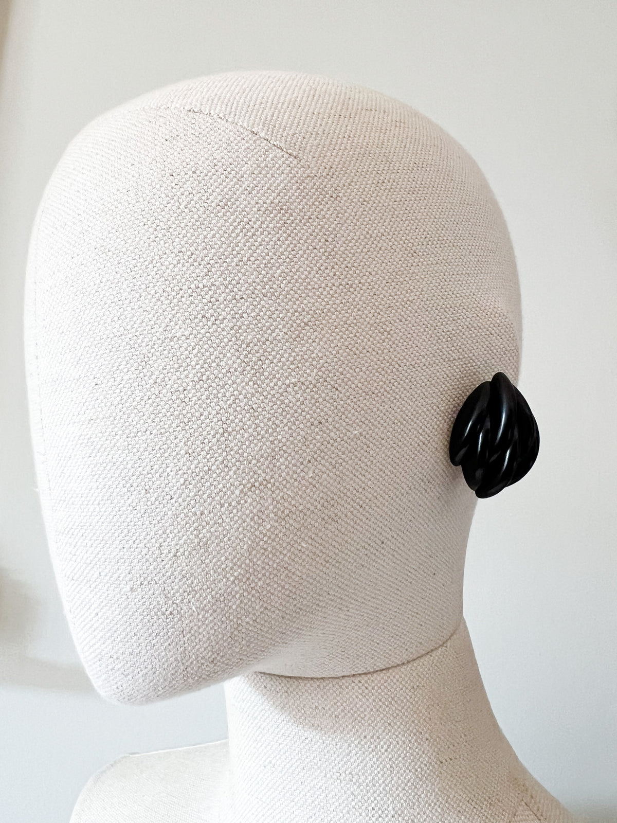 Boucles d'Oreilles Clips Vintage Années 80 Noir Jais – Forme Entrelacée Sculpturale en Volume