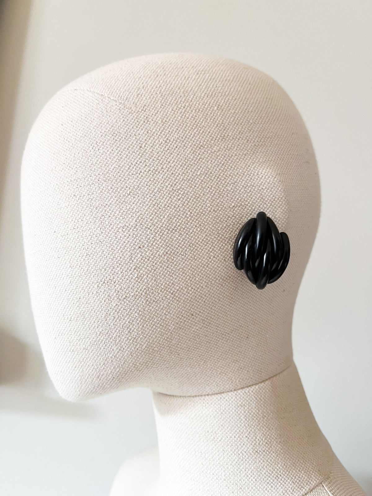 Boucles d'Oreilles Clips Vintage Années 80 Noir Jais – Forme Entrelacée Sculpturale en Volume