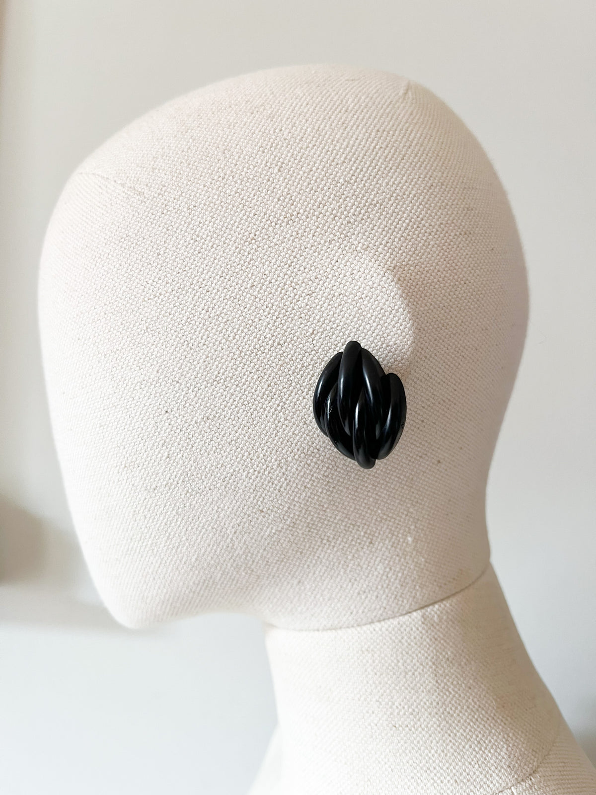 Boucles d'Oreilles Clips Vintage Années 80 Noir Jais – Forme Entrelacée Sculpturale en Volume