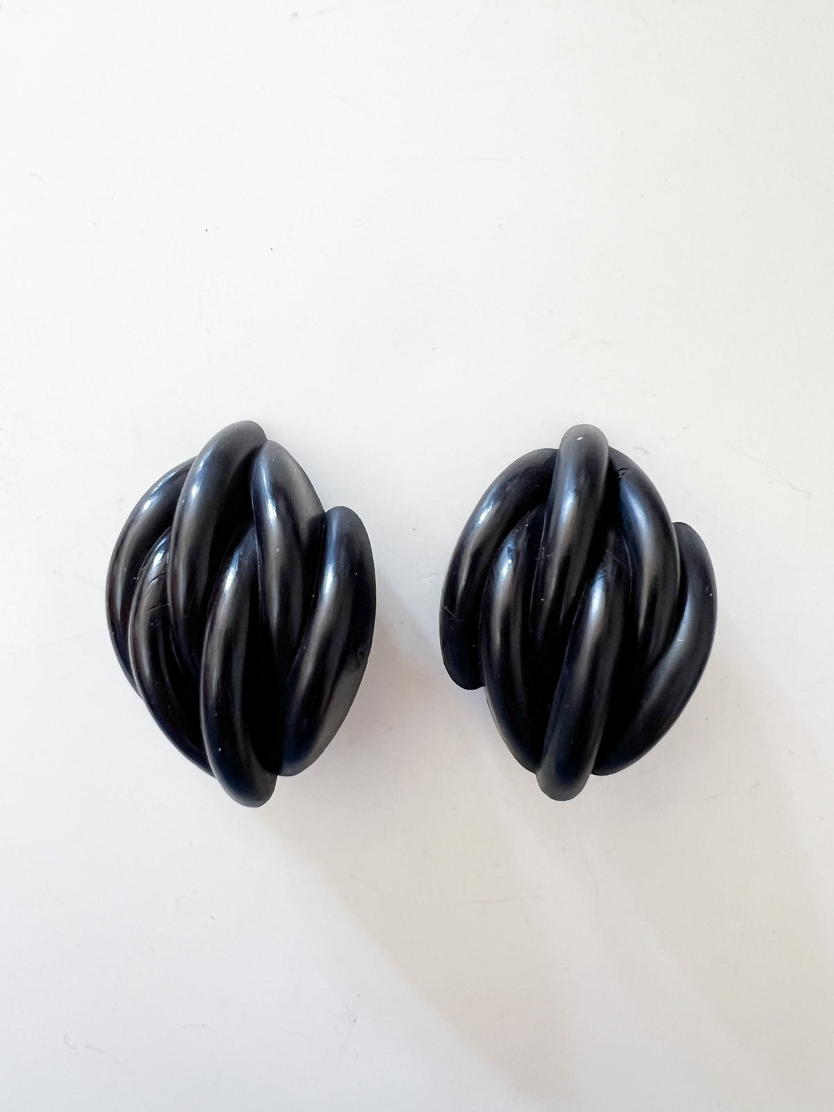 Boucles d'Oreilles Clips Vintage Années 80 Noir Jais – Forme Entrelacée Sculpturale en Volume