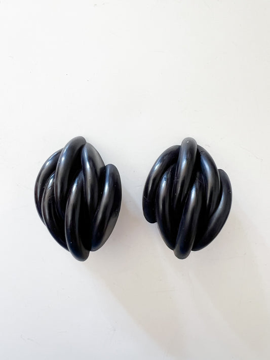 Boucles d'Oreilles Clips Vintage Années 80 Noir Jais – Forme Entrelacée Sculpturale en Volume