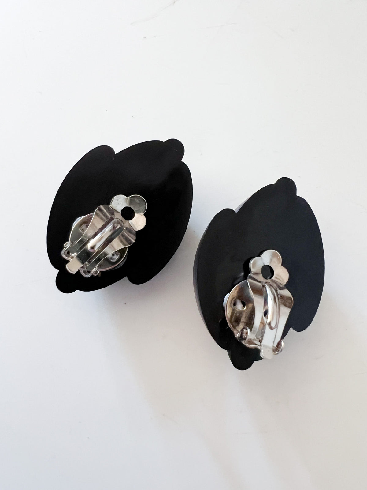 Boucles d'Oreilles Clips Vintage Années 80 Noir Jais – Forme Entrelacée Sculpturale en Volume