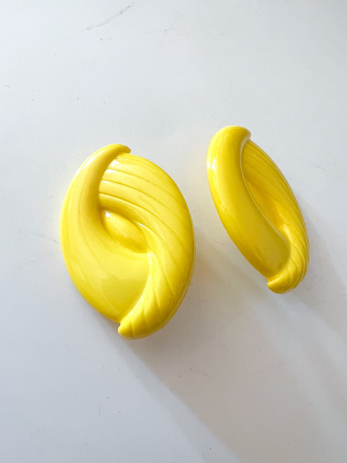 Boucles d'Oreilles Clips Vintage Années 80 Jaune Vif – Forme Volute / Goutte