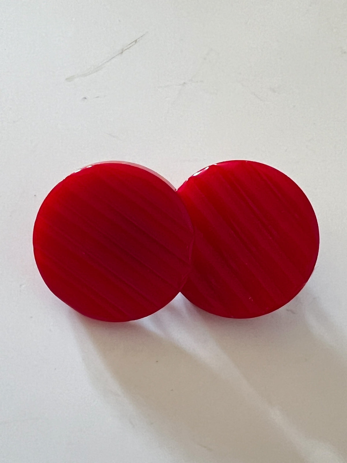 Boucles d'Oreilles Clips Vintage Années 80 Rouge – Pastilles Graphiques Striées – Plastique