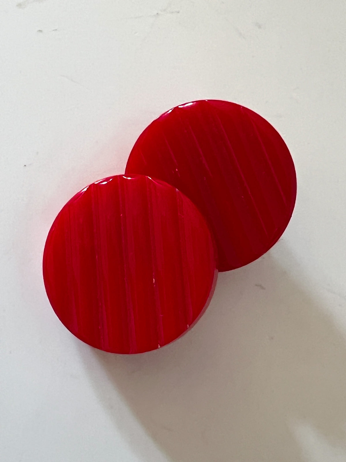 Boucles d'Oreilles Clips Vintage Années 80 Rouge – Pastilles Graphiques Striées – Plastique