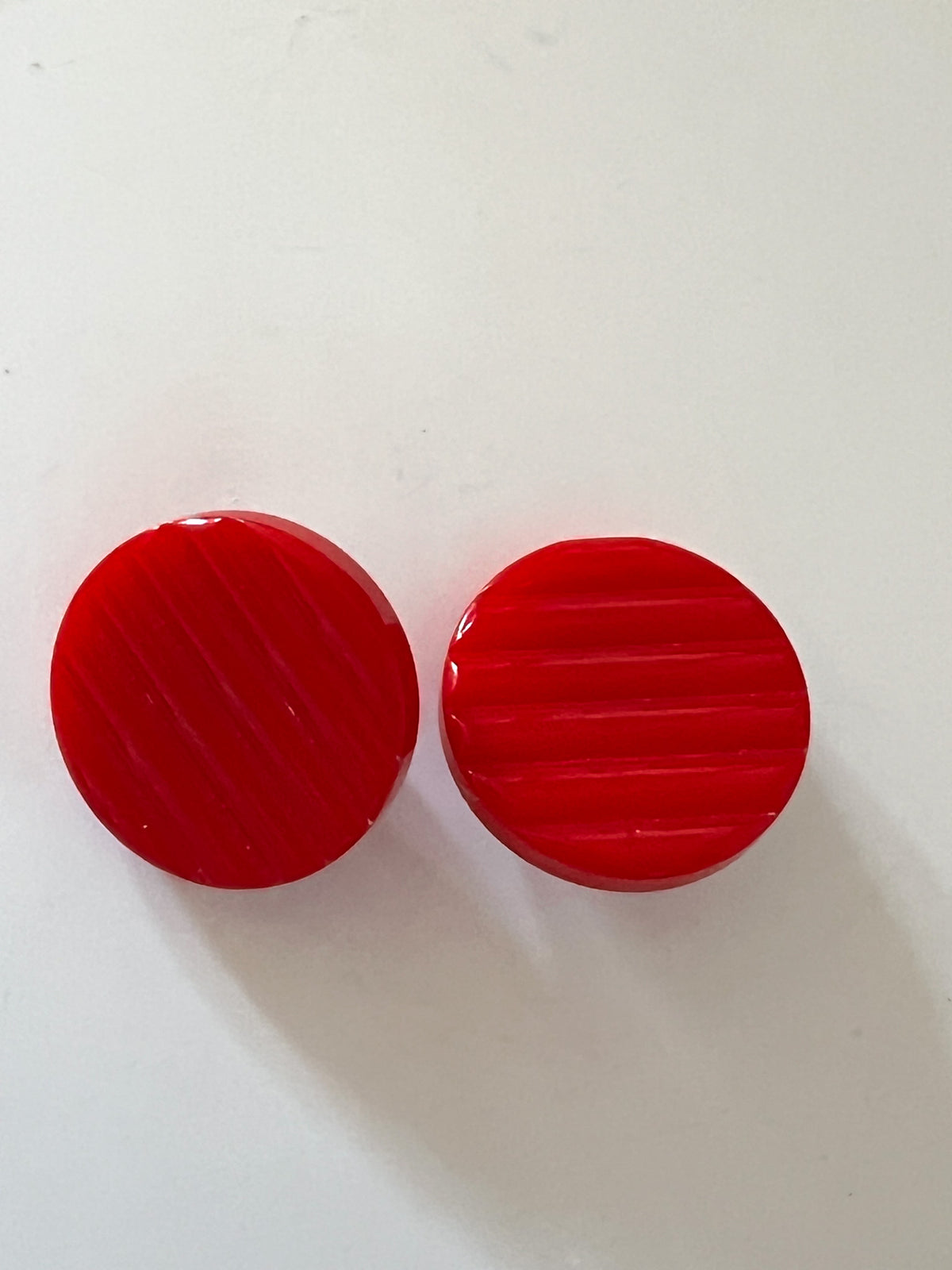 Boucles d'Oreilles Clips Vintage Années 80 Rouge – Pastilles Graphiques Striées – Plastique