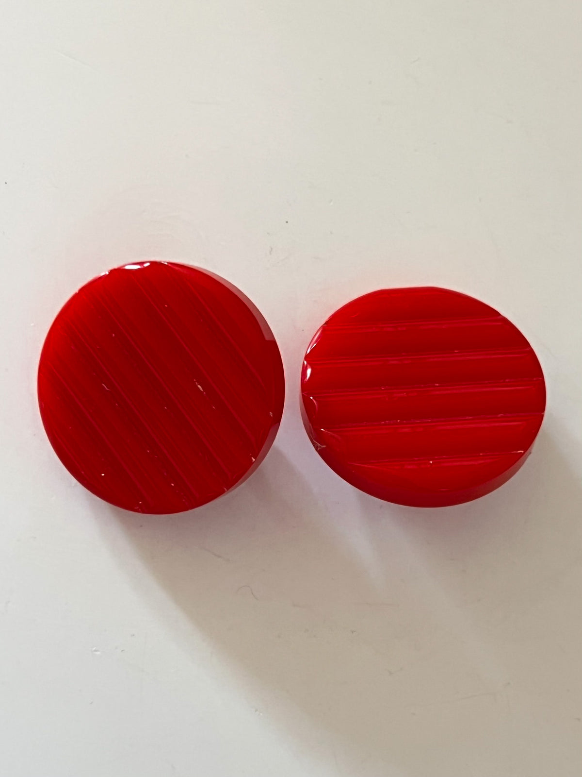 Boucles d'Oreilles Clips Vintage Années 80 Rouge – Pastilles Graphiques Striées – Plastique