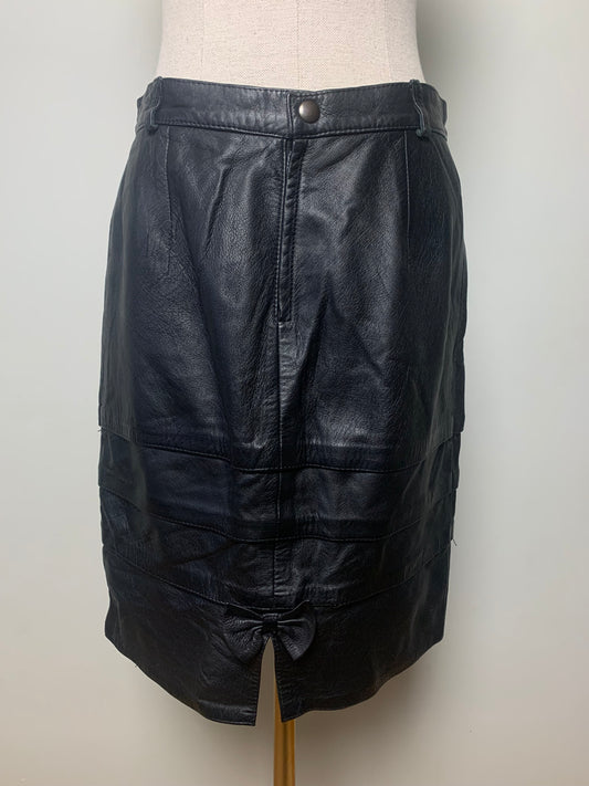 Jupe en cuir noir avec empiècements et nœud vintage
