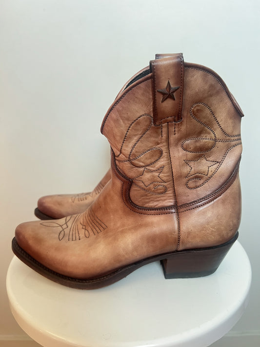 Boots Santiags Mayura Boots Cuir Patiné Marron & Surpiqûres Étoiles – P.37