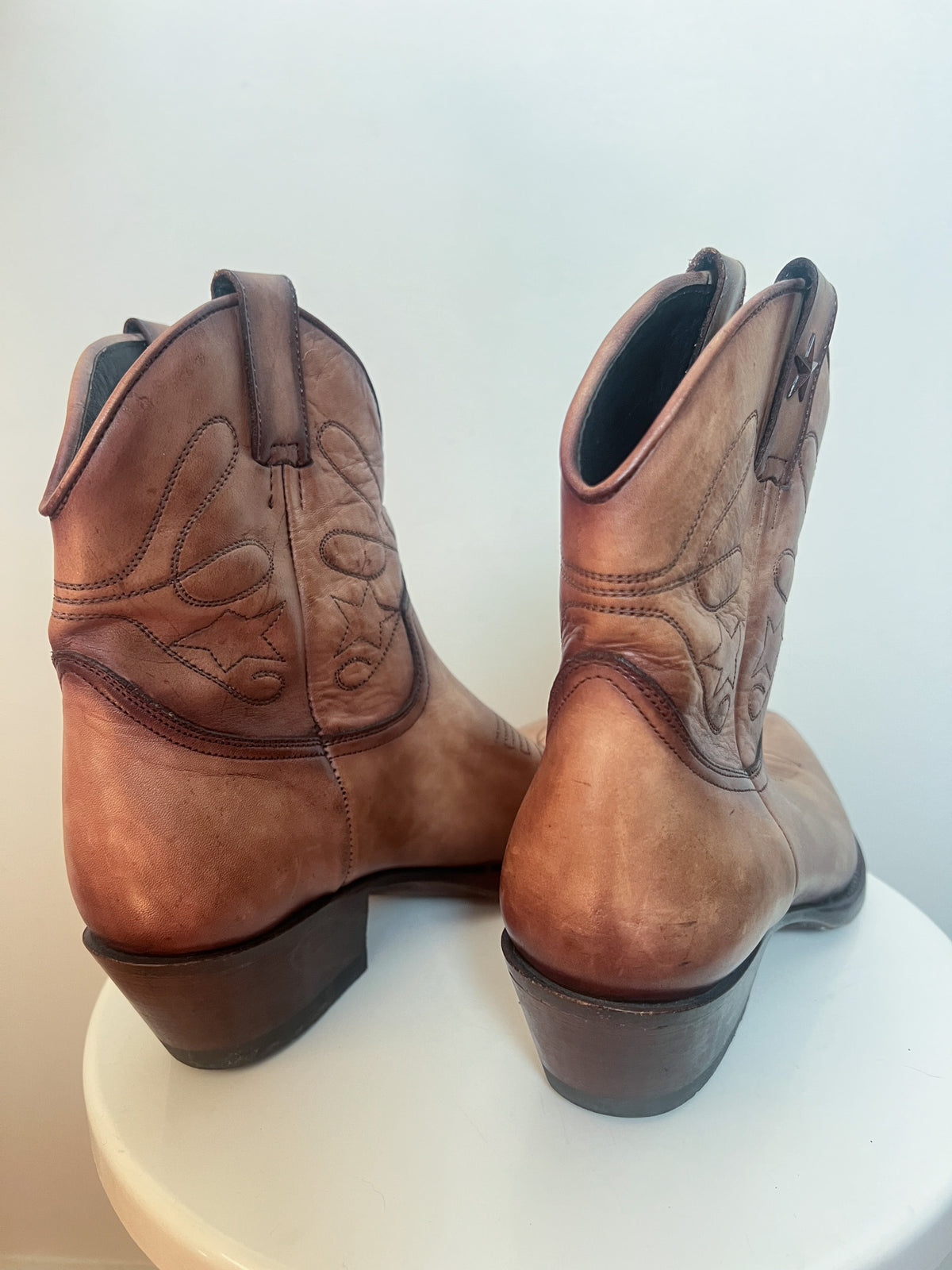 Boots Santiags Mayura Boots Cuir Patiné Marron & Surpiqûres Étoiles – P.37