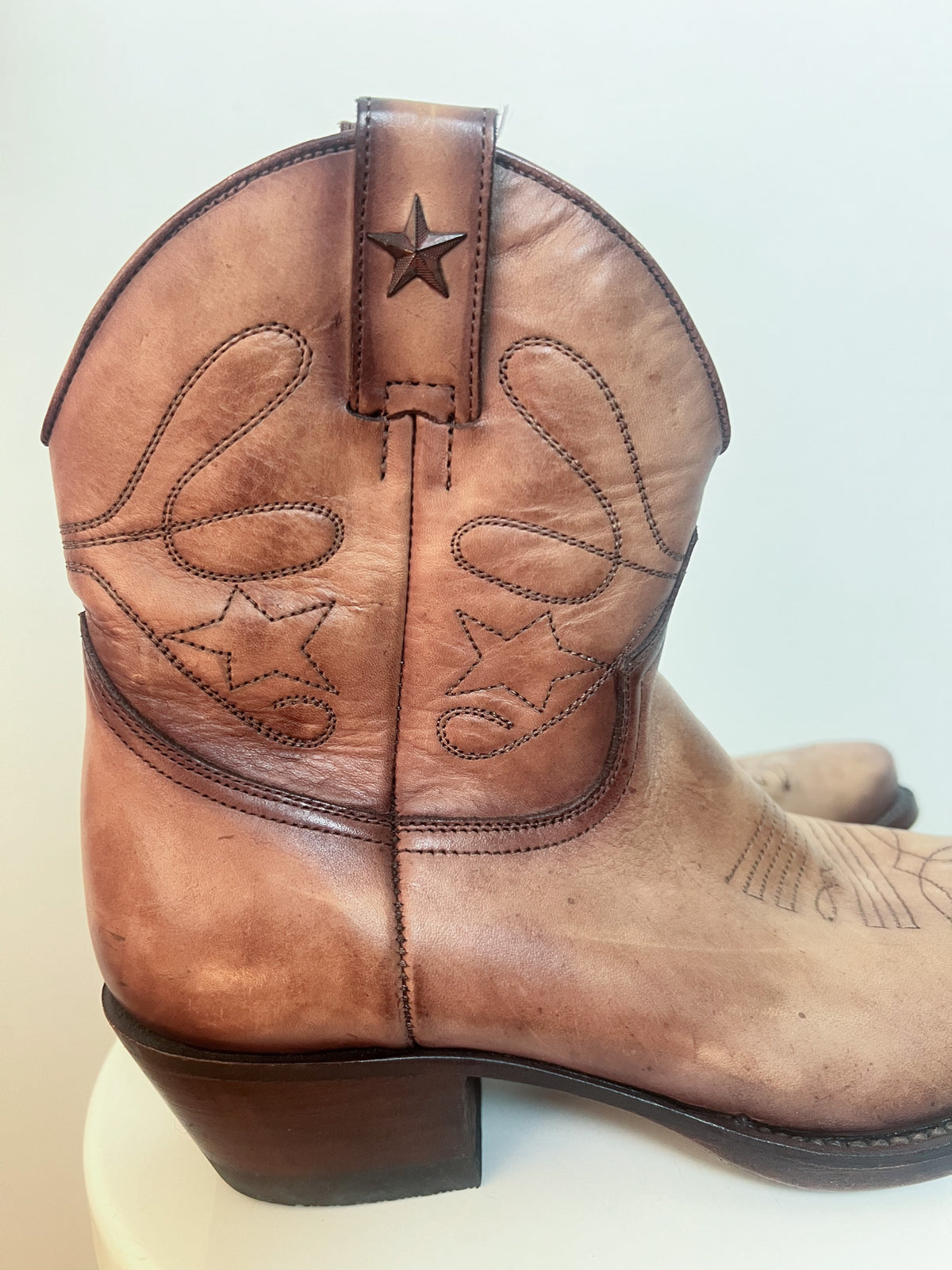 Boots Santiags Mayura Boots Cuir Patiné Marron & Surpiqûres Étoiles – P.37