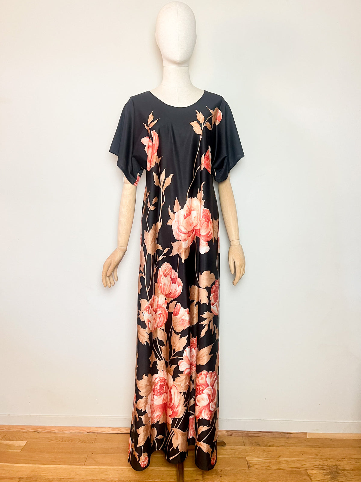 Robe caftan fluide vintage à grands motifs pivoines – Années 70