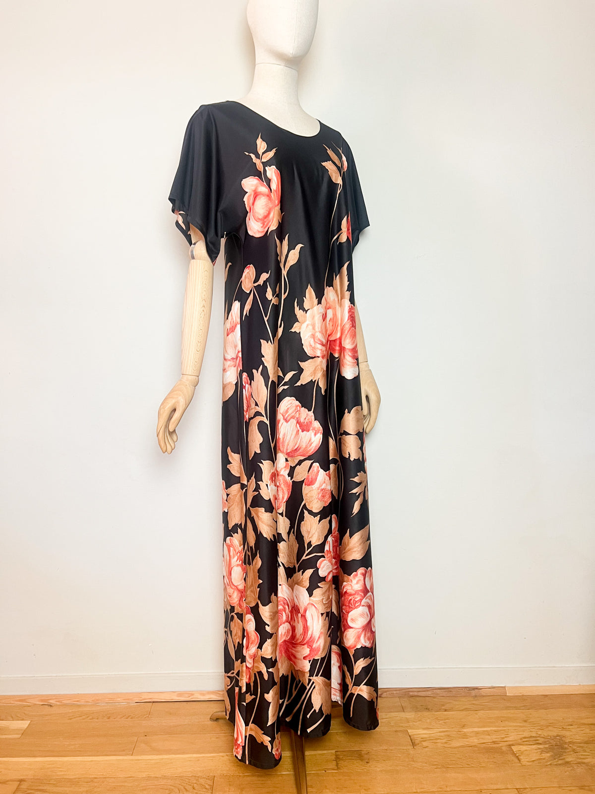 Robe caftan fluide vintage à grands motifs pivoines – Années 70