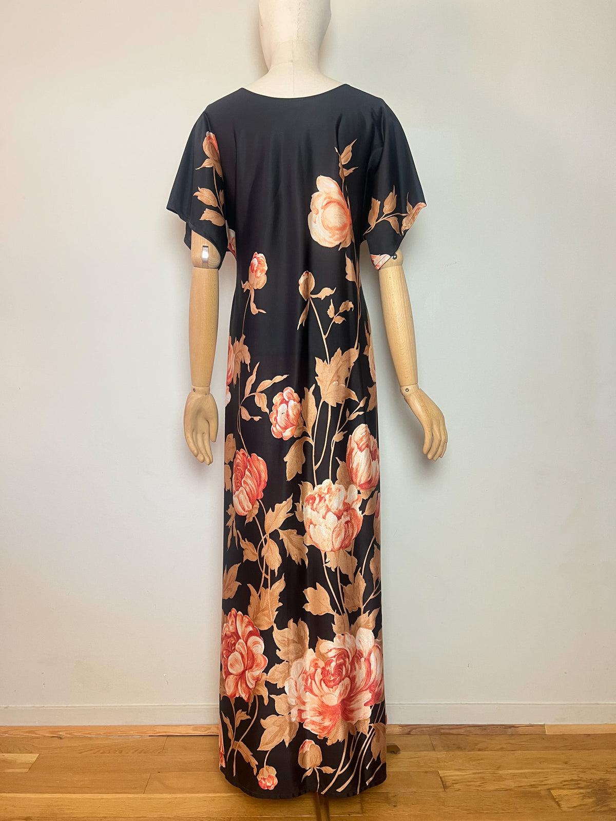 Robe caftan fluide vintage à grands motifs pivoines – Années 70
