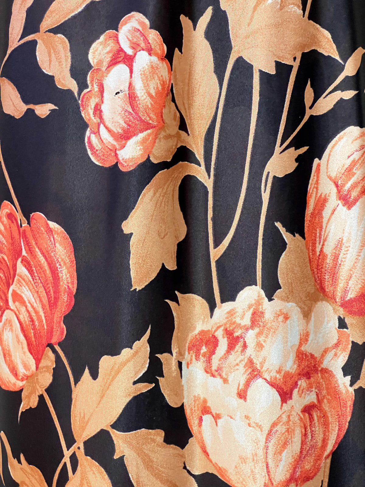 Robe caftan fluide vintage à grands motifs pivoines – Années 70