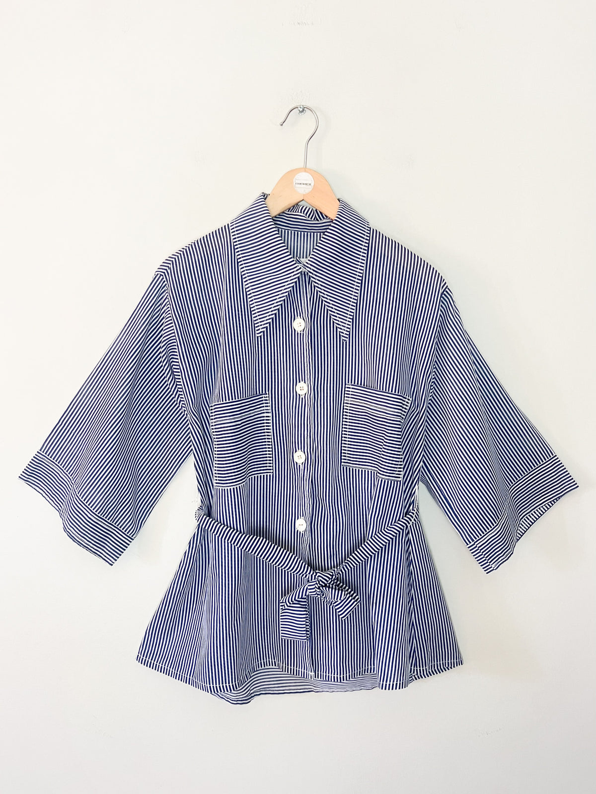 Chemise vintage 70s rayée bleu et blanc à col pelle – Ceinture & détails plis – T36/38