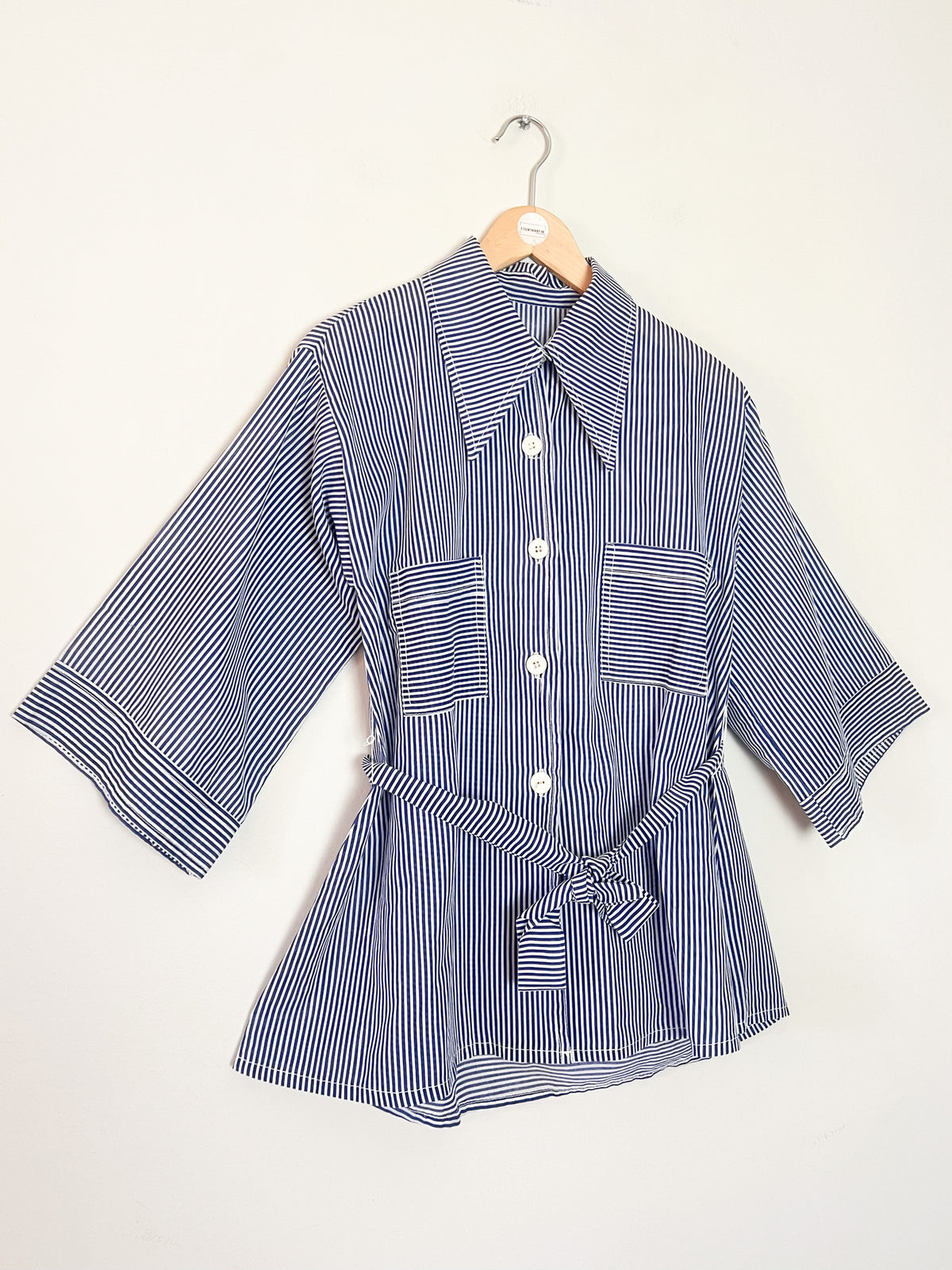 Chemise vintage 70s rayée bleu et blanc à col pelle – Ceinture & détails plis – T36/38