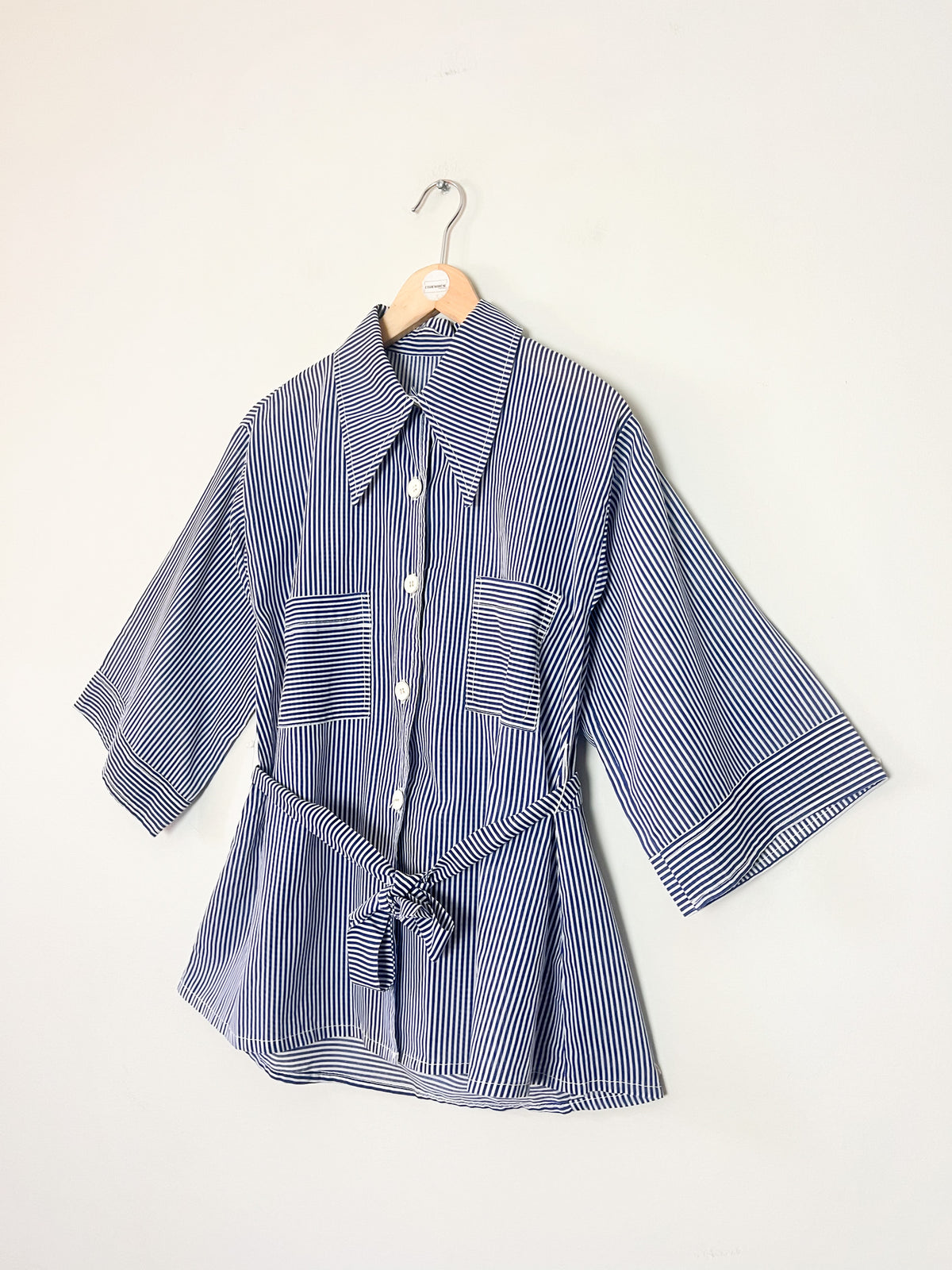 Chemise vintage 70s rayée bleu et blanc à col pelle – Ceinture & détails plis – T36/38
