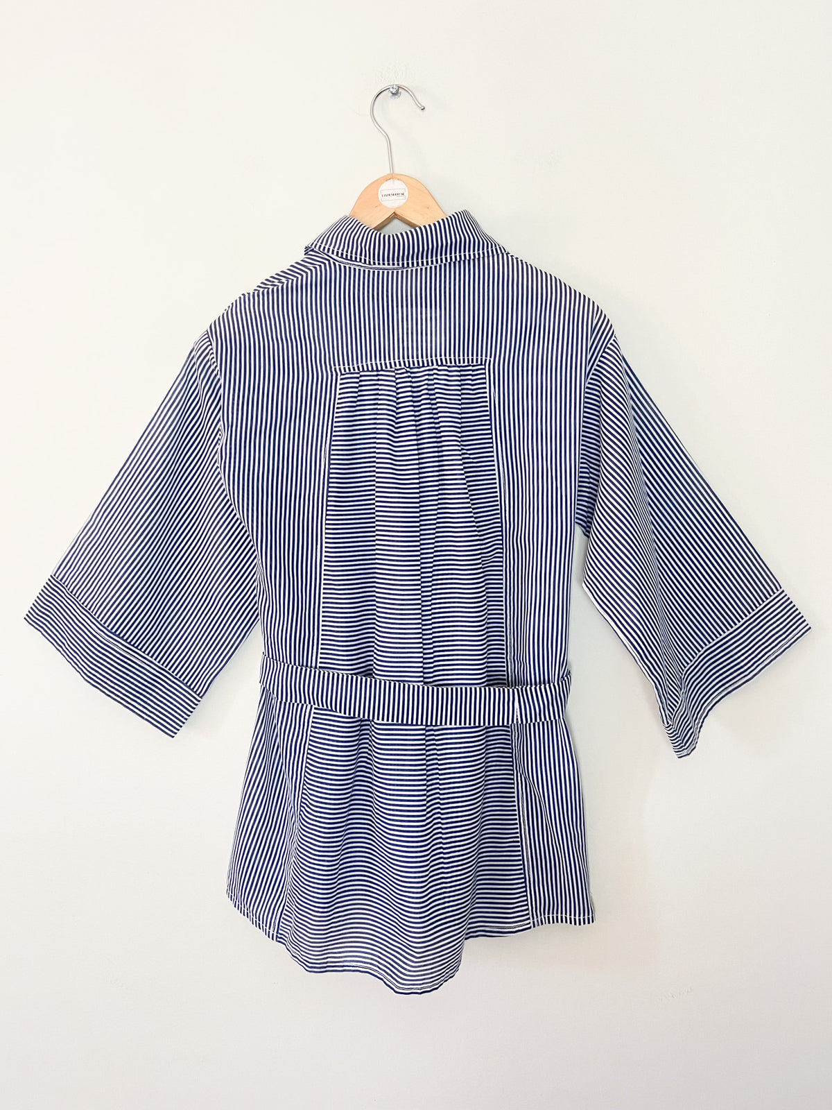 Chemise vintage 70s rayée bleu et blanc à col pelle – Ceinture & détails plis – T36/38