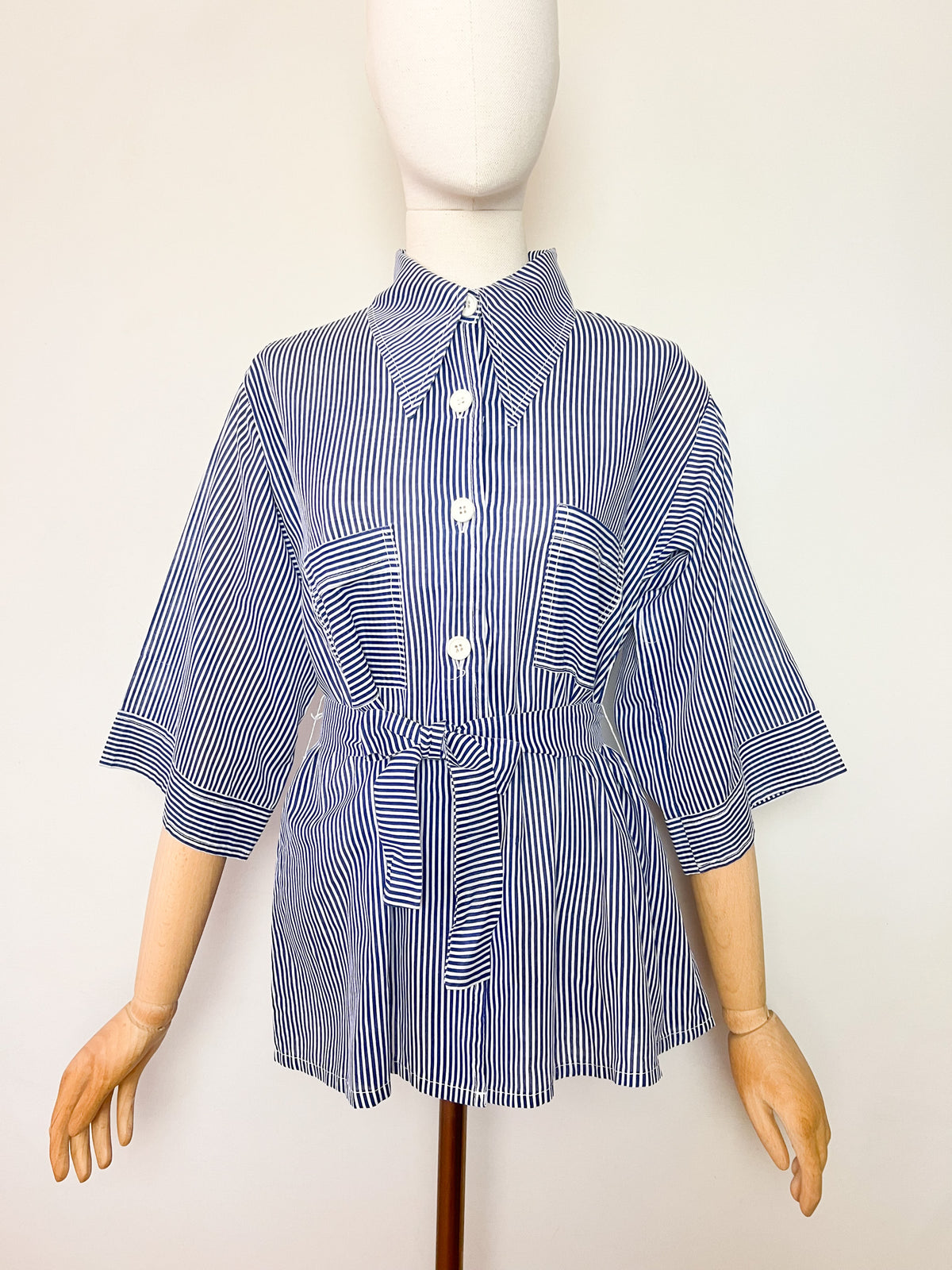 Chemise vintage 70s rayée bleu et blanc à col pelle – Ceinture & détails plis – T36/38