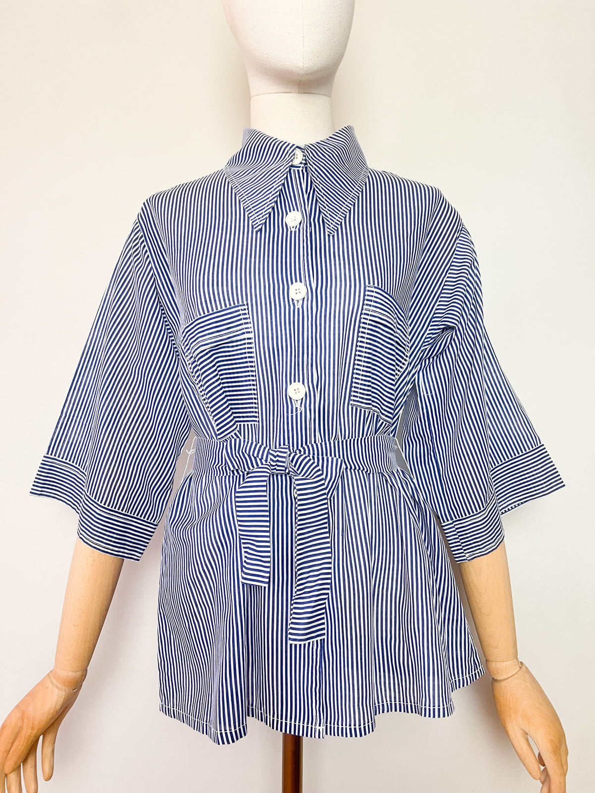 Chemise vintage 70s rayée bleu et blanc à col pelle – Ceinture & détails plis – T36/38