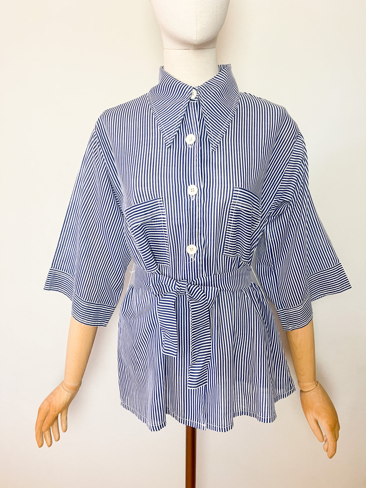Chemise vintage 70s rayée bleu et blanc à col pelle – Ceinture & détails plis – T36/38