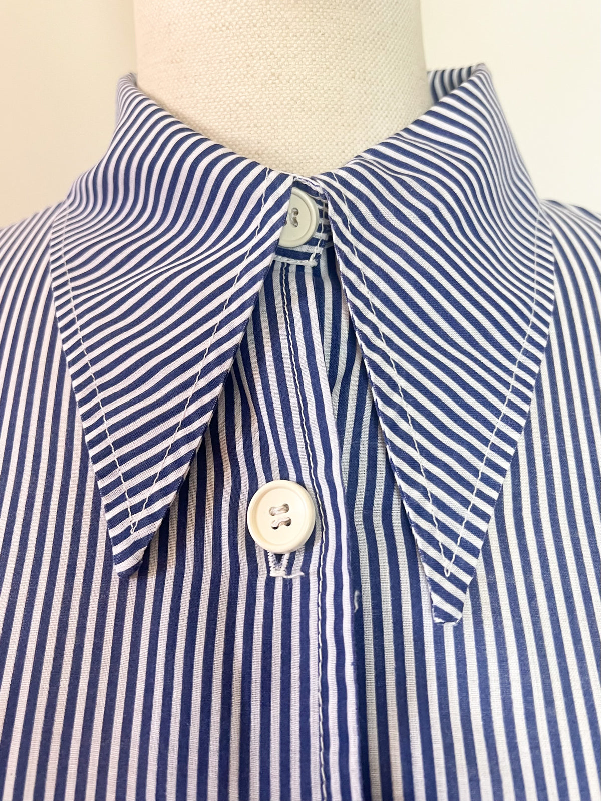 Chemise vintage 70s rayée bleu et blanc à col pelle – Ceinture & détails plis – T36/38