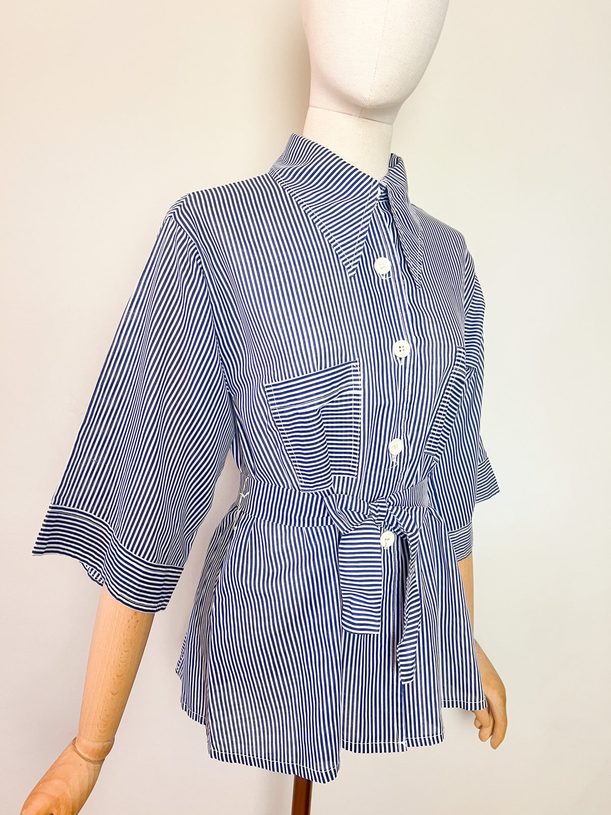 Chemise vintage 70s rayée bleu et blanc à col pelle – Ceinture & détails plis – T36/38
