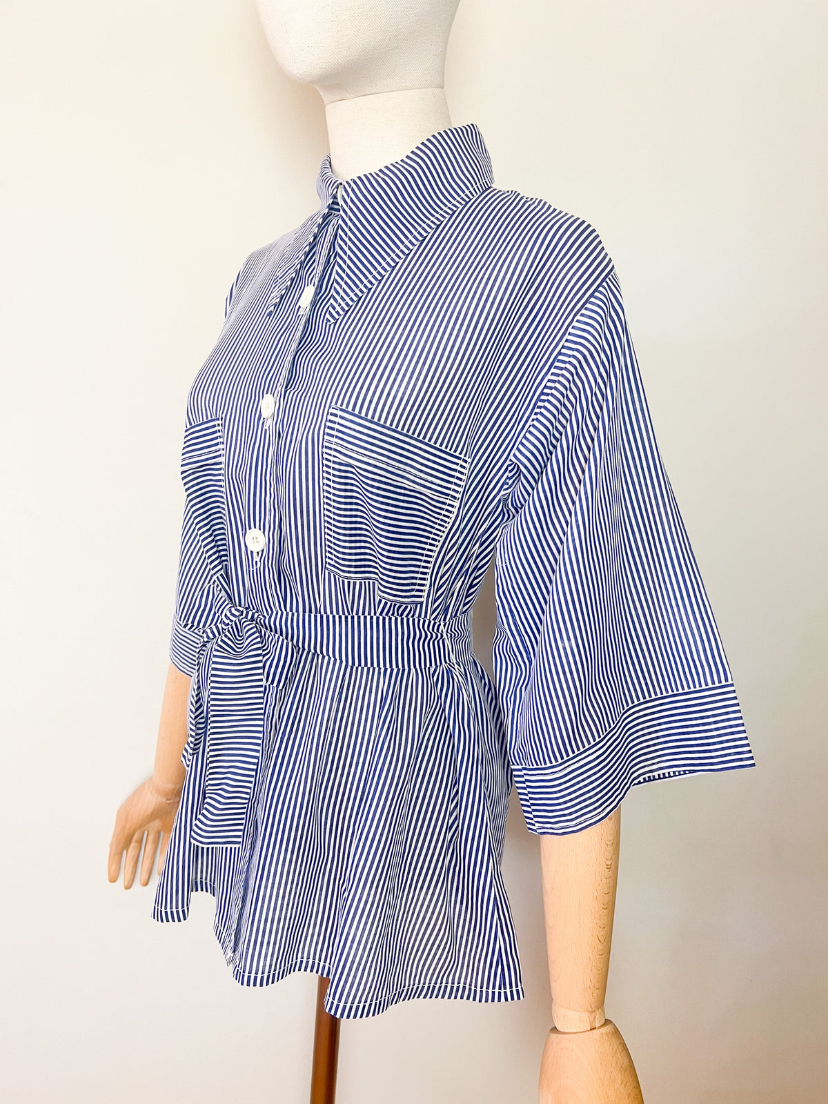 Chemise vintage 70s rayée bleu et blanc à col pelle – Ceinture & détails plis – T36/38