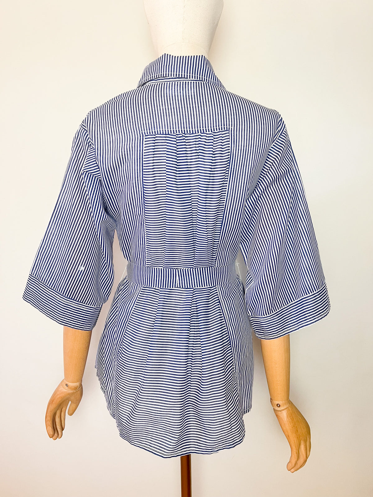 Chemise vintage 70s rayée bleu et blanc à col pelle – Ceinture & détails plis – T36/38