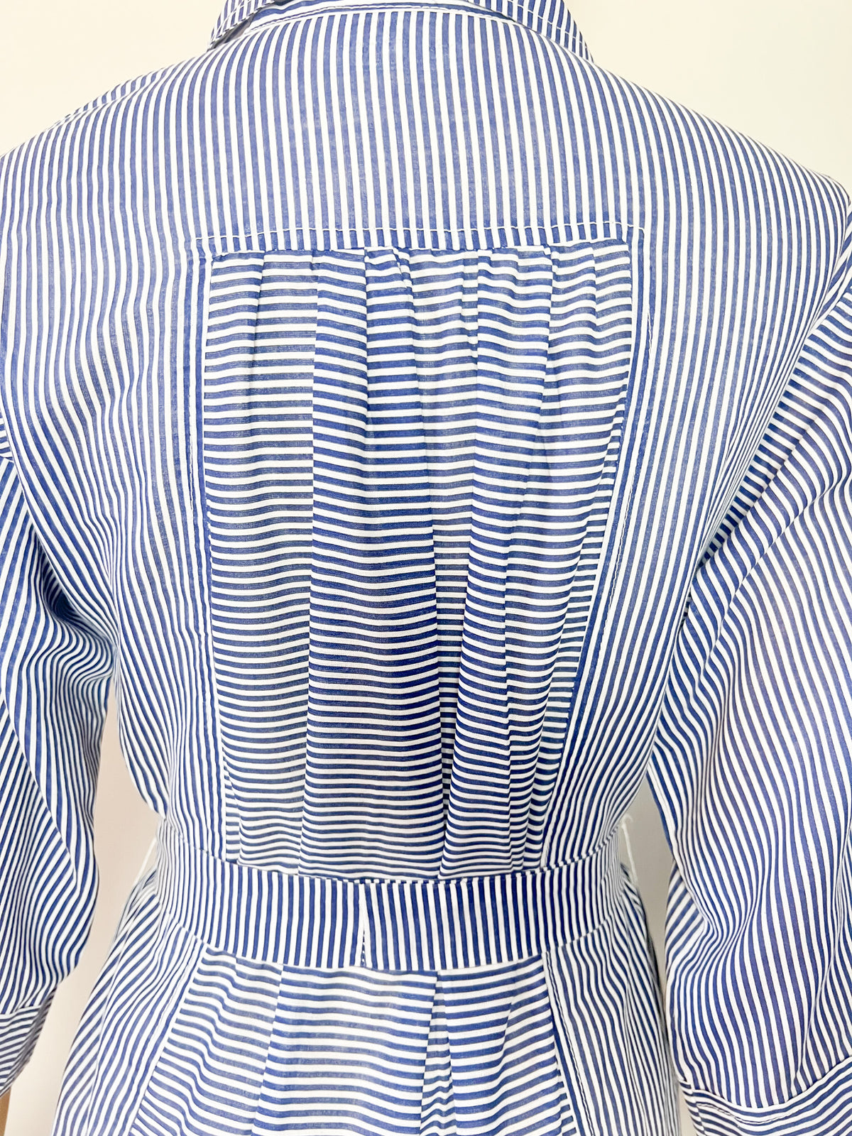 Chemise vintage 70s rayée bleu et blanc à col pelle – Ceinture & détails plis – T36/38