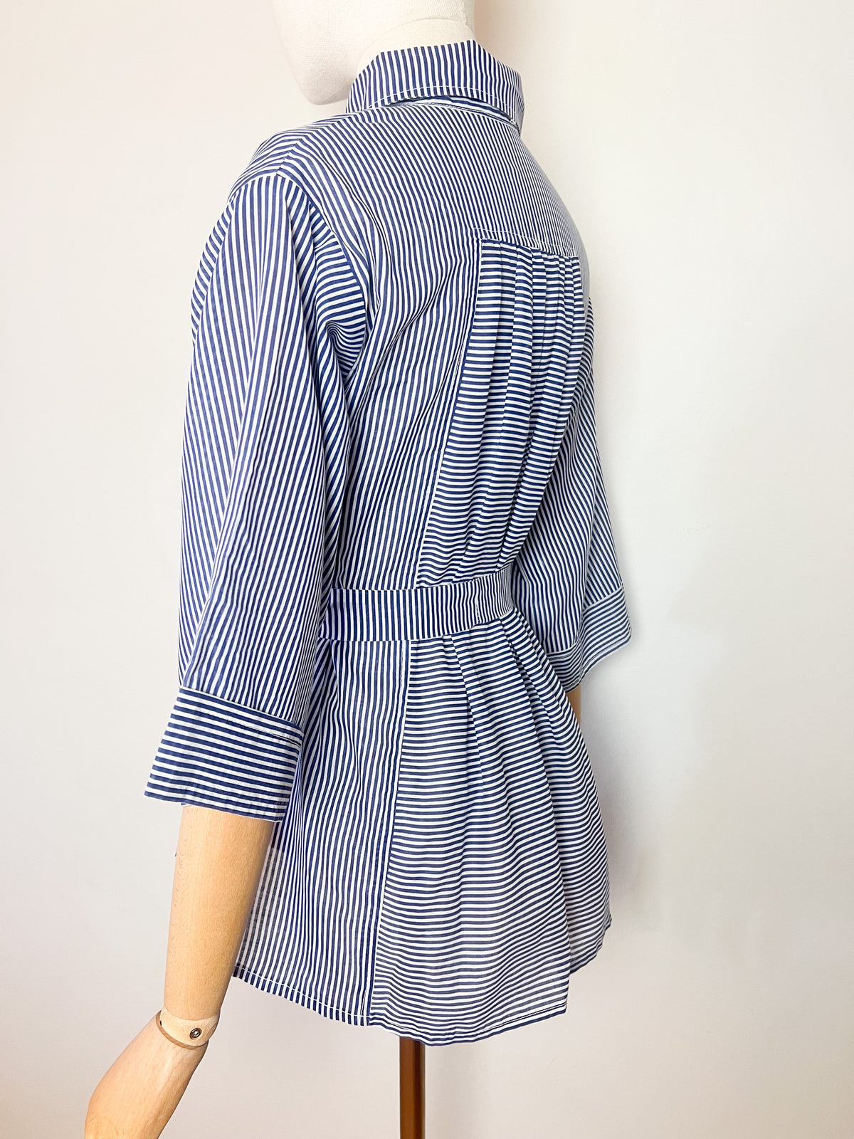 Chemise vintage 70s rayée bleu et blanc à col pelle – Ceinture & détails plis – T36/38