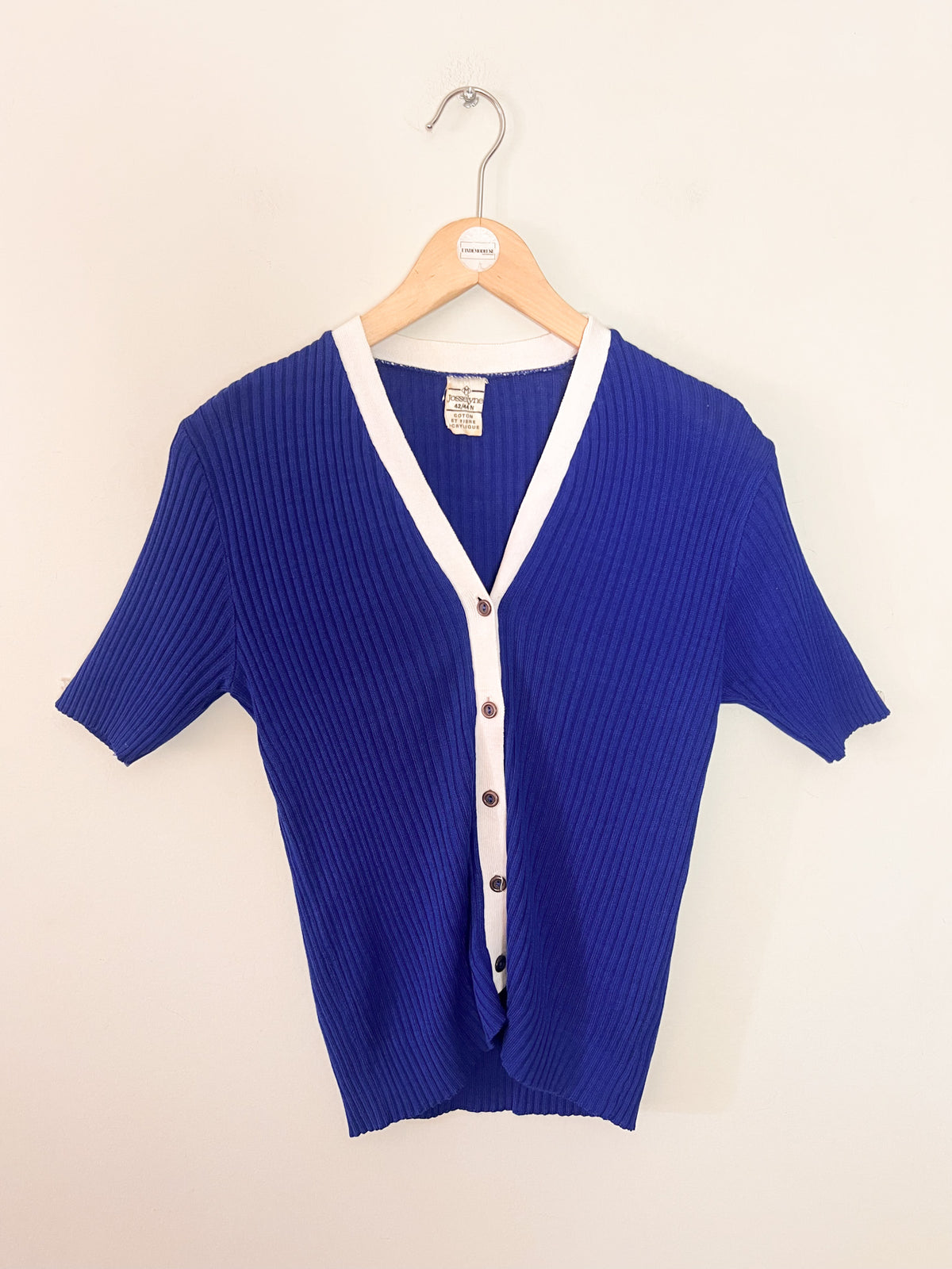 Cardigan vintage Années 70 bleu roi & blanc – Col V tricot côtelé – manches courtes T. 36/38