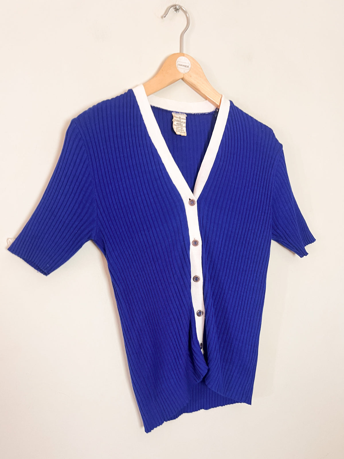 Cardigan vintage Années 70 bleu roi & blanc – Col V tricot côtelé – manches courtes T. 36/38