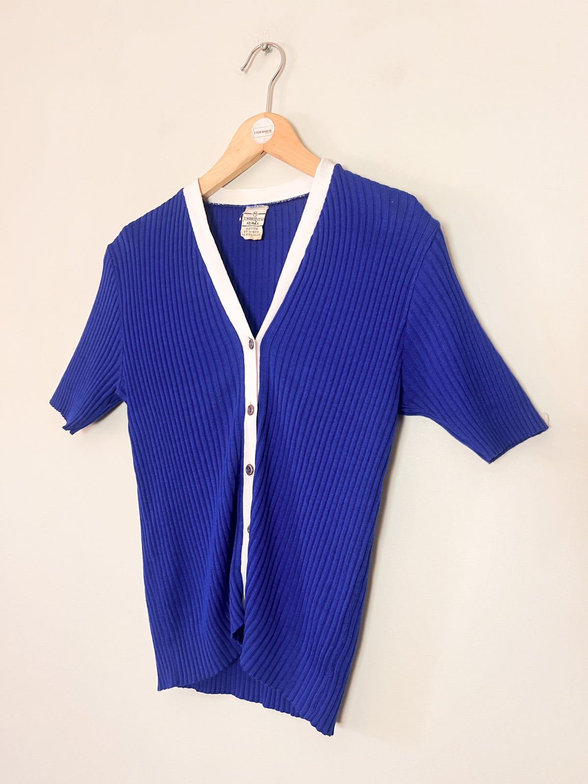 Cardigan vintage Années 70 bleu roi & blanc – Col V tricot côtelé – manches courtes T. 36/38