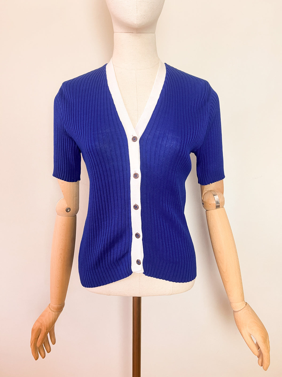 Cardigan vintage Années 70 bleu roi & blanc – Col V tricot côtelé – manches courtes T. 36/38