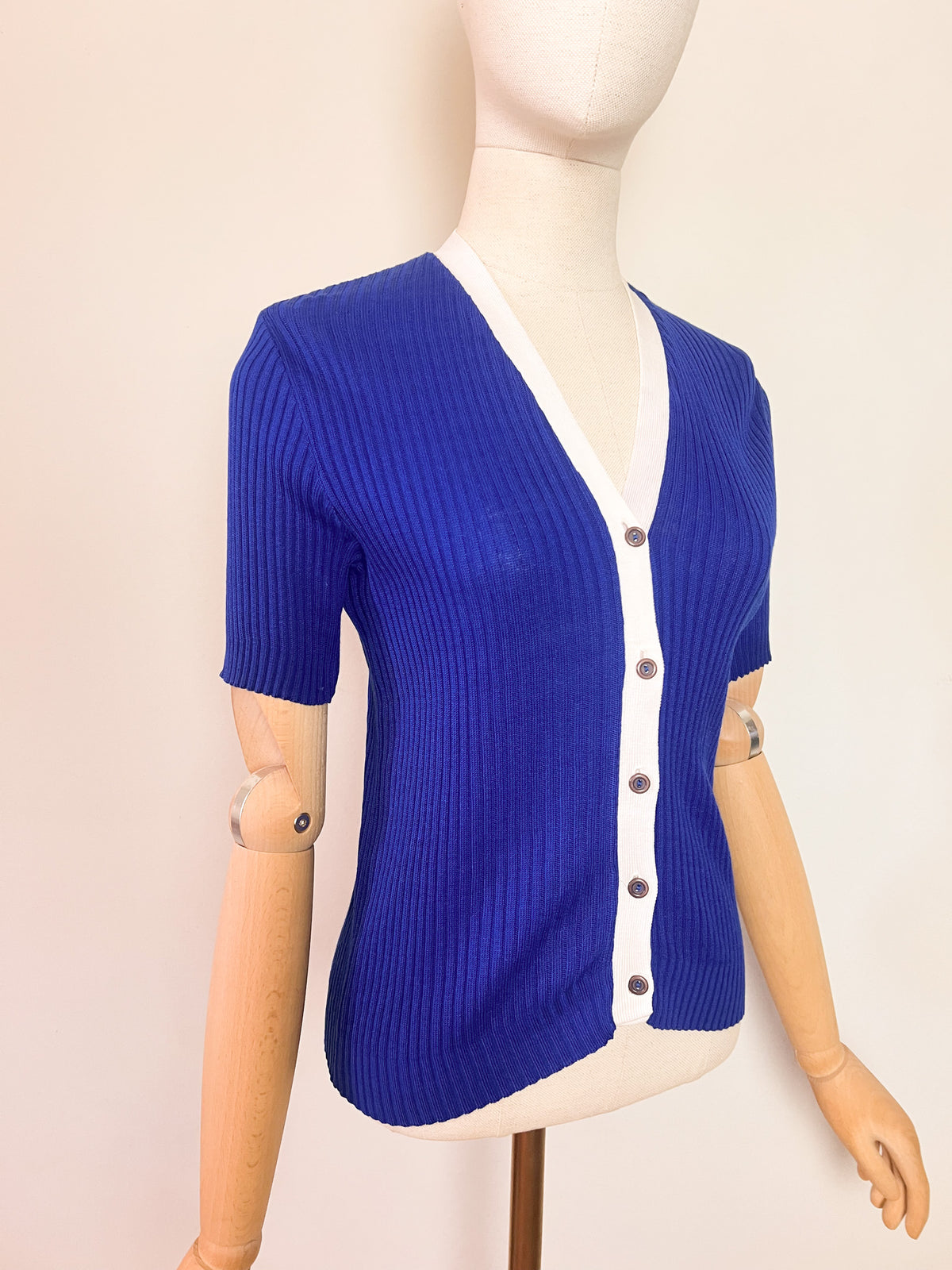 Cardigan vintage Années 70 bleu roi & blanc – Col V tricot côtelé – manches courtes T. 36/38